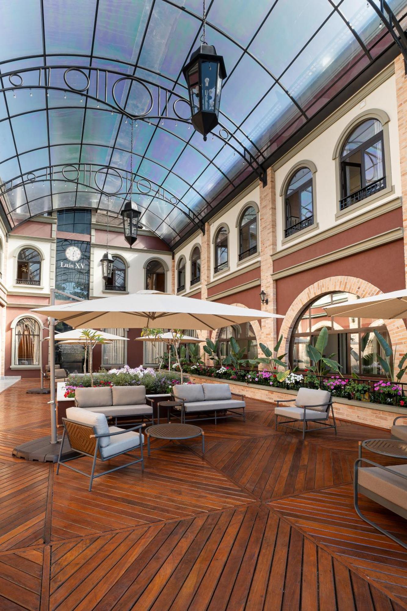Pousada Luis XV Кампус-ду-Жордау Экстерьер фото The interior of the hotel