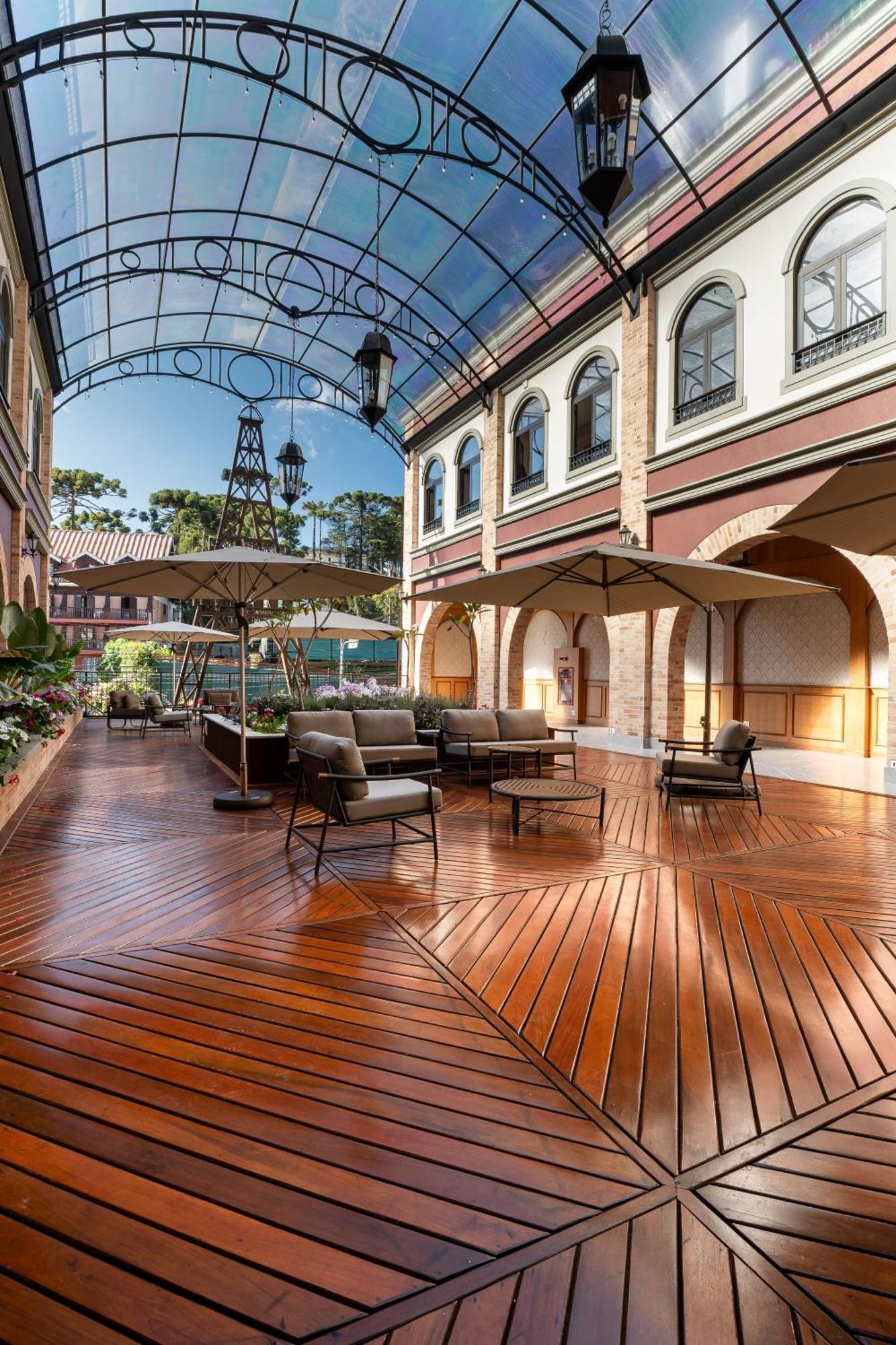 Pousada Luis XV Кампус-ду-Жордау Экстерьер фото The hotel's courtyard