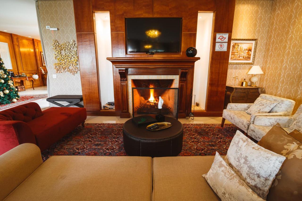 Pousada Luis XV Кампус-ду-Жордау Экстерьер фото A living room with a fireplace