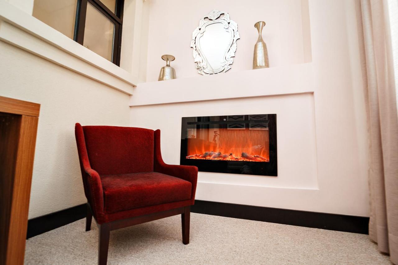 Pousada Luis XV Кампус-ду-Жордау Экстерьер фото A fireplace in a home