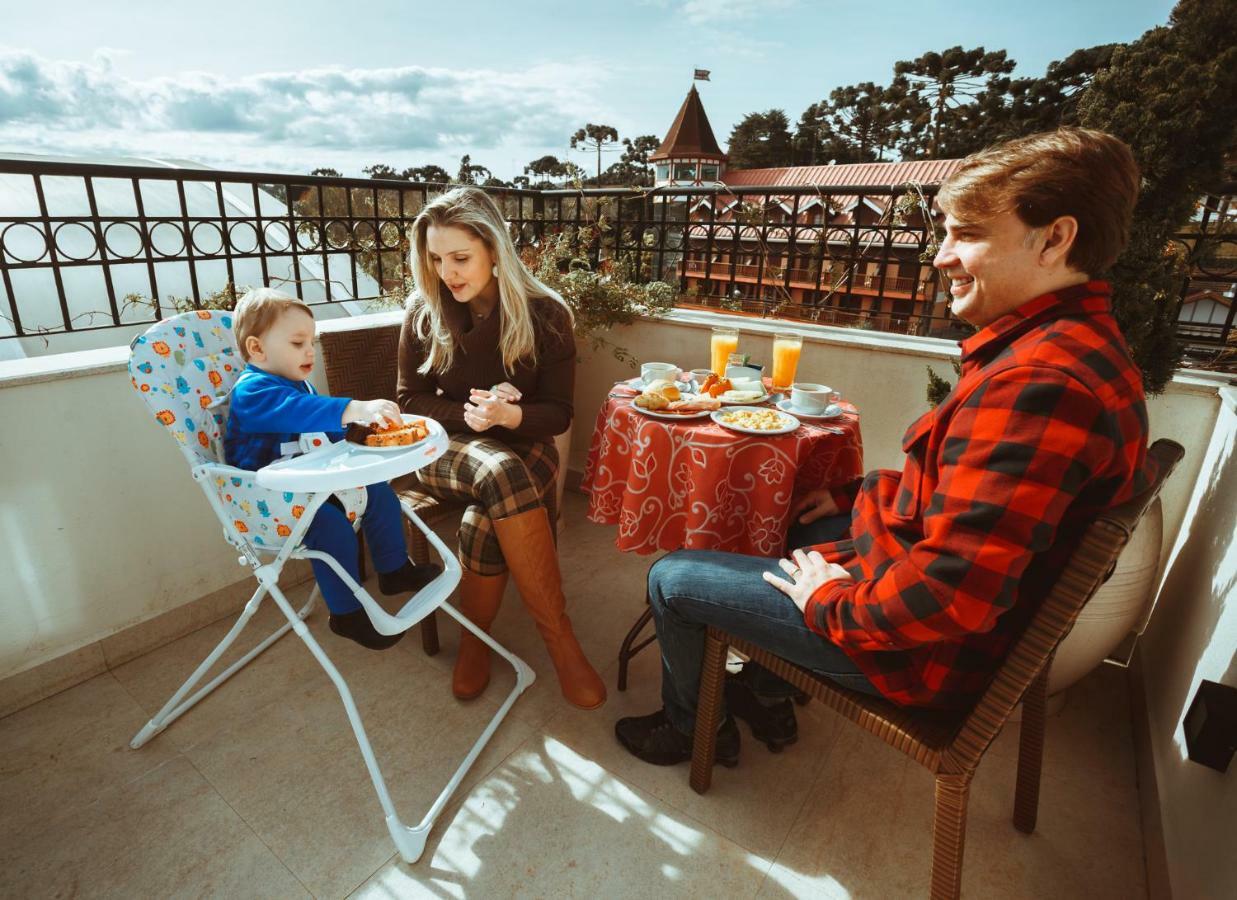 Pousada Luis XV Кампус-ду-Жордау Экстерьер фото Family on a balcony